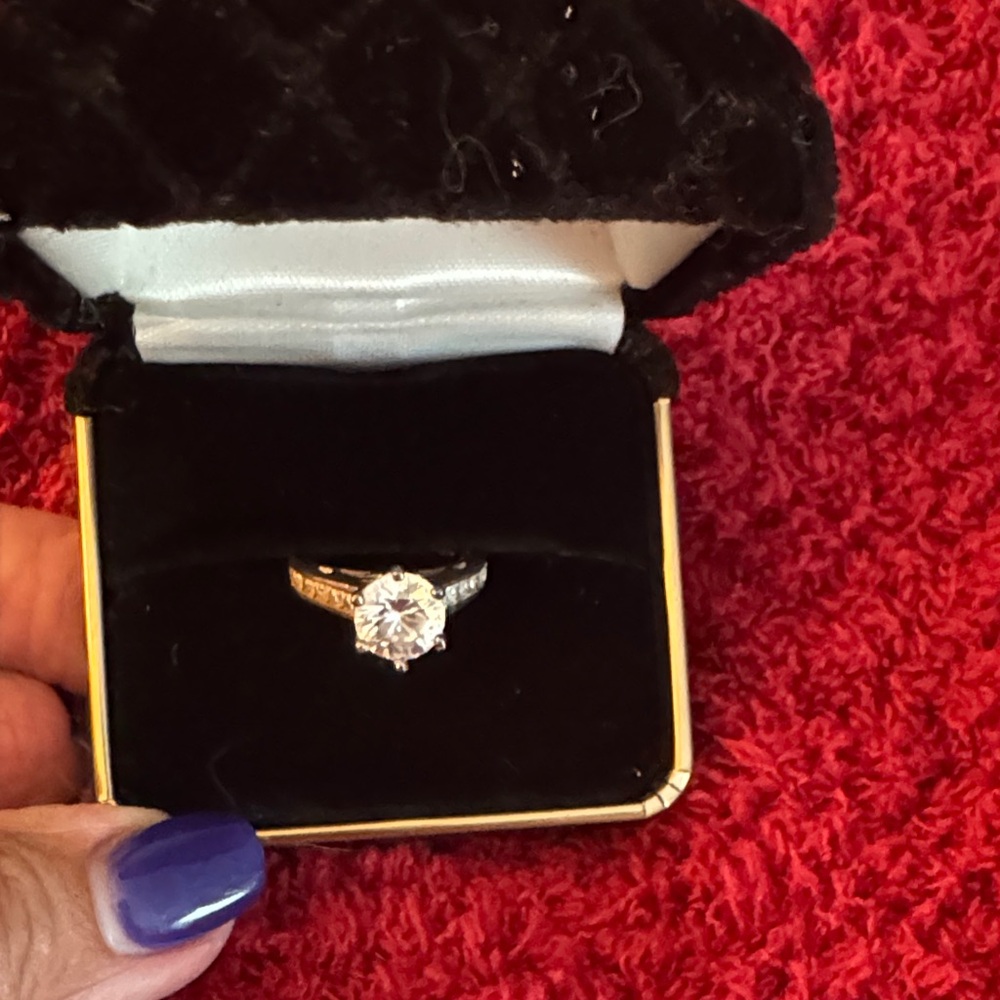 Elegant Silver Diamond Ring 2 carat cz.  925